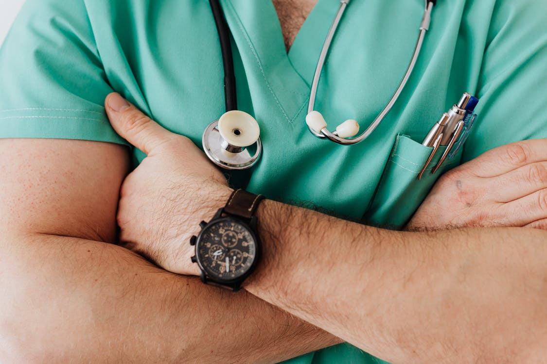 A medical prfessional crosses his arms